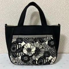 ハンドメイド　ラウンド　トートバッグ　花柄　北欧風　前ポケット　デニム黒