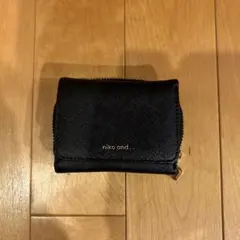 niko and. ブラック三つ折り財布