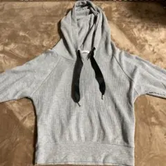 フード付きリブ編みグレーの七分丈パーカー