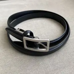 黒いレザーベルト メタルバックル付き