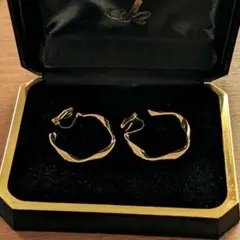 クリップ式 ゴールド フープイヤリング うねり