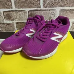 美品　ニューバランス　ランニングシューズ　陸上　23.5