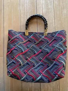 カラフルなデザインのトートバッグ