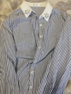 青と白のストライプ刺繍付き長袖シャツ