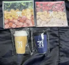 セブンイレブンくじB賞セブンカフェ ぬいぐるみチャーム　G賞フラットポーチセット