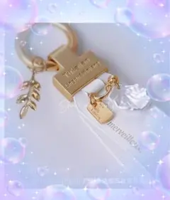 【新品未使用！】キーホルダー レザー 高級感 可愛い ホワイト ゴールド
