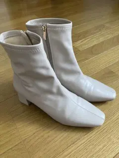 ライトベージュ　ショートブーツのサムネイル
