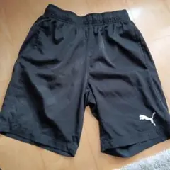 PUMA ブラックショートパンツ