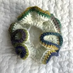 ハンドメイド　ニットシュシュ 波状デザイン ホワイト