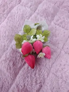 アンリエット✿ハンドメイド いちご コサージュ ブローチのサムネイル
