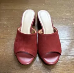 赤いスエードオープントゥサンダル
