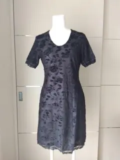 花柄 黒 ひざ丈ワンピース 半袖