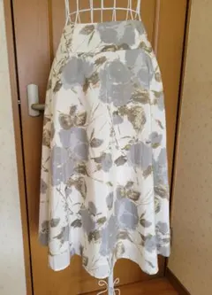 ローラアシュレイ 花柄 フレアスカート ホワイト グレーのサムネイル