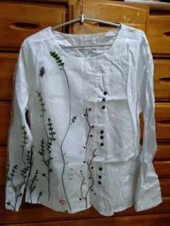 刺繍入りホワイト長袖シャツ