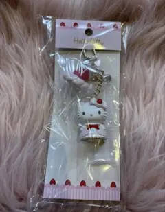 ハローキティ　キーホルダー (いちごホイップケーキ）