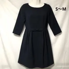 ユニバーサルミューズ　日本製　ひざ丈ワンピース　リボン　濃紺　S〜Mサイズ相当のサムネイル