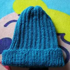ターコイズブルーのニット帽