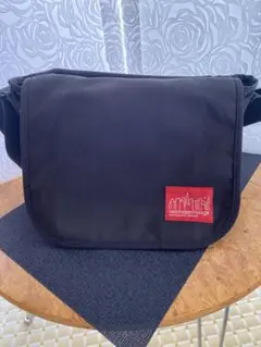 Manhattan Portage メッセンジャーバッグ 黒とピンクの水玉模様