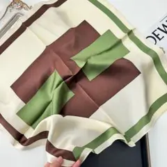 100%シルクスカーフ 幾何学模様絹製バンダナ　約 53cm 正方形　上品高級感