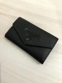 PRADA プラダ　ロゴ　ブラック　サフィアーノレザー　シャイン　キーケースのサムネイル