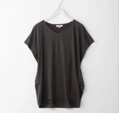 新品タグ付き　PLST プラステ　VネックリラックスTシャツのサムネイル