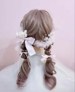 淡いピンクのリボンと花飾りのヘアアクセサリー