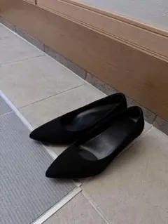ブラック ポインテッドトゥパンプス 低ヒール
