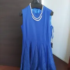 青いノースリーブAラインドレス