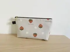 いちご柄　マチ付きポーチ　ハンドメイド