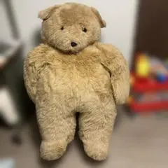大きなベージュのクマのぬいぐるみ