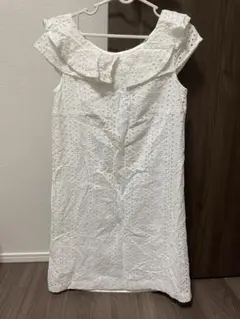 白 フリル付きノースリーブワンピース
