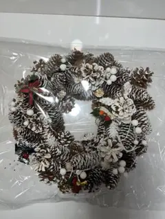 〔展示品〕クリスマスリース 松ぼっくり 雪装飾 約30cm