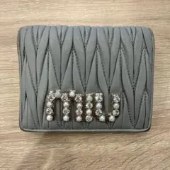 miu miu マテラッセ 二つ折り財布 パール ビジュー　グレーのサムネイル