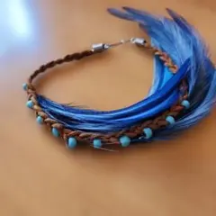 青い羽根とビーズのブレスレット