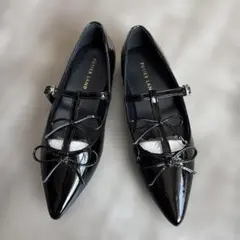 FUTER LAND Tストラップ細リボンフラットパンプス黒　エナメル23cm