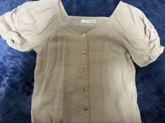 Royal Party ピンクベージュ Vネック パフスリーブシャツのサムネイル