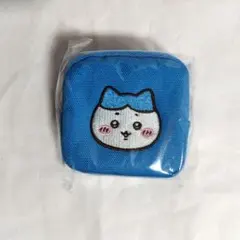 ちいかわ　カラビナつき刺繍スクエアミニポーチ　ハチワレ