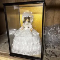 白ドレスのドール ケース付き