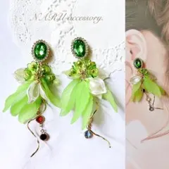 【181】NEW❤️グリーンビジュー　フラワー　花びら　ストーン　ひねりチャームのサムネイル