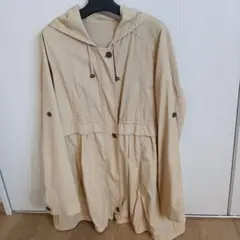 ベージュ フード付きジャケットのサムネイル