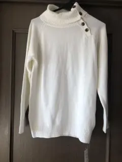 ハッシュハッシュ　肩ボタン付きタートルニット