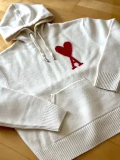 ハートとA刺繍のホワイトニットパーカー