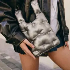 キルティングショルダーバッグ　メタリックシルバー