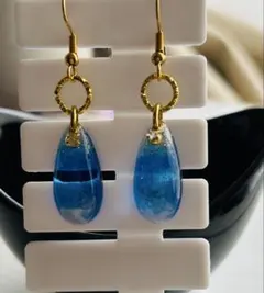 青いしずくのピアス☆揺れる ストーン付き