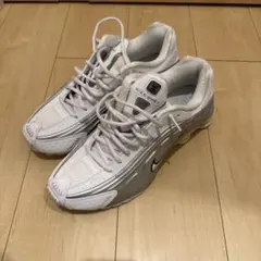 NIKE Shox R4 ホワイト シルバー 28cmのサムネイル