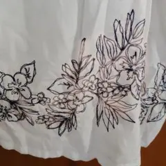 激安。FELISSIMO。ホワイト花柄刺繍ロングスカート。総ゴム。のサムネイル