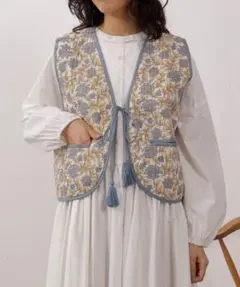 emesuelee カリーノブロックプリント キルトベスト 花柄 タッセル