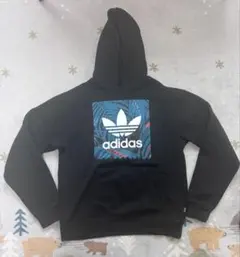 adidasフード付きパーカー