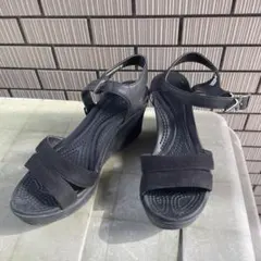 Crocs コンフォート　ブラックウェッジソール　サンダル ストラップ付き
