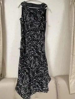 ノースリーブロングワンピース 黒と白のドット柄